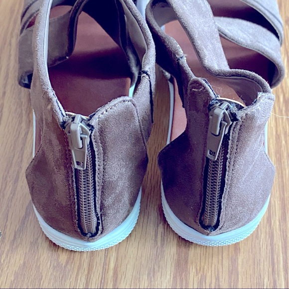 Host Pick 🛍 Mia Casual Suede Sandals - Picture 2 of 3